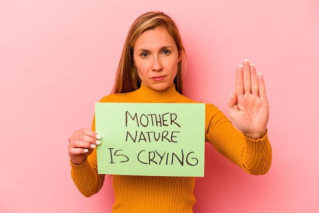 Foto jonge blanke vrouw met moeder natuur huilt plakkaat geïsoleerd op roze achtergrond