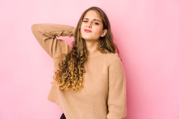 Jonge blanke vrouw met nekpijn als gevolg van stress, masseren en aanraken met de hand.