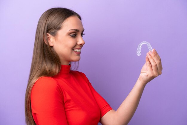 Jonge blanke vrouw met onzichtbare beugels met gelukkige uitdrukking