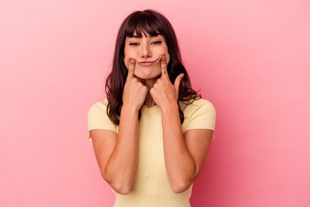 Jonge blanke vrouw met valse glimlach