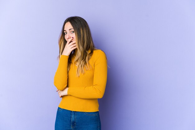 Jonge blanke vrouw op paars bang en bang.