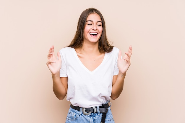 Jonge blanke vrouw poseren geïsoleerd blij lachen veel. Geluk concept.