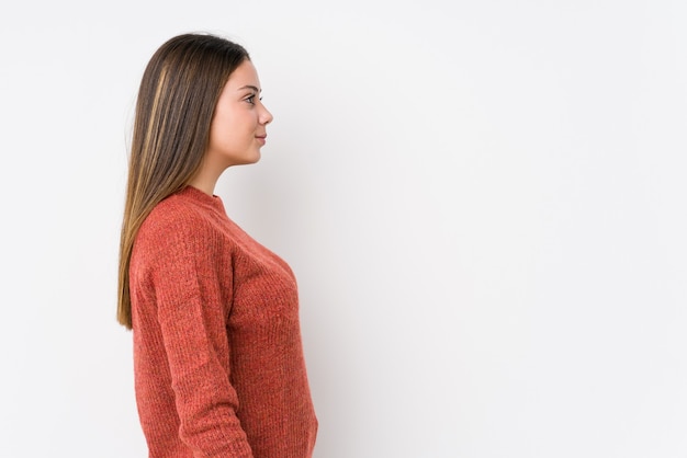 Jonge blanke vrouw poseren geïsoleerd