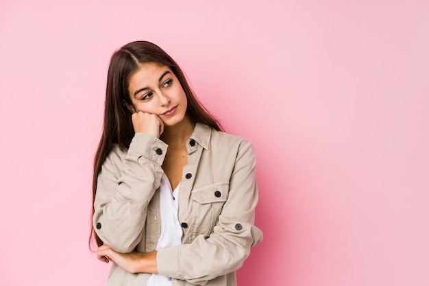 Jonge blanke vrouw poseren in roze