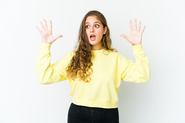 Jonge blanke vrouw schreeuwen naar de hemel, gefrustreerd opzoeken.