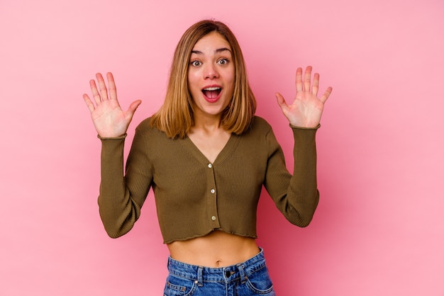 Jonge blanke vrouw schreeuwen naar de hemel, gefrustreerd opzoeken.