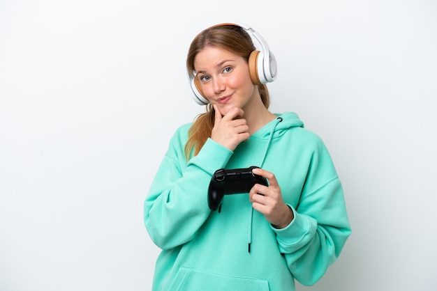 Jonge blanke vrouw spelen met een video game controller geïsoleerd op een witte achtergrond gelukkig en lachend