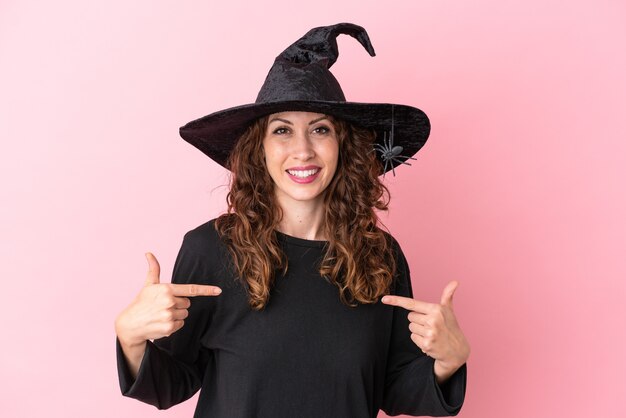 Jonge blanke vrouw viert halloween geïsoleerd op roze achtergrond trots en zelfvoldaan