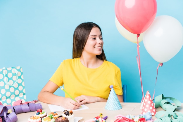 Jonge blanke vrouw voorbereiding van een verjaardagsfeestje