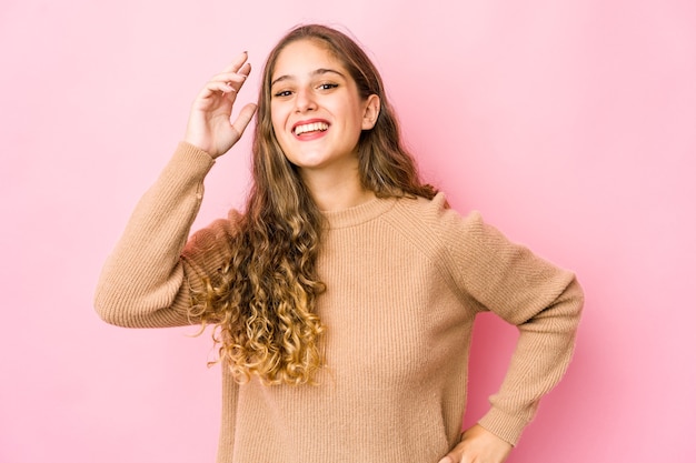 Jonge blanke vrouw vrolijk lachen veel. Geluk concept.