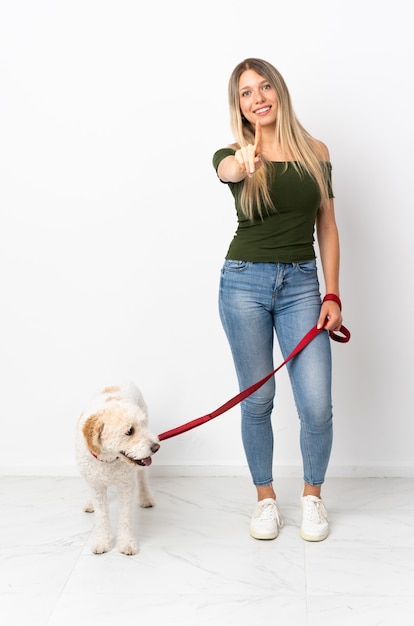 Jonge blanke vrouw wandelen met de hond