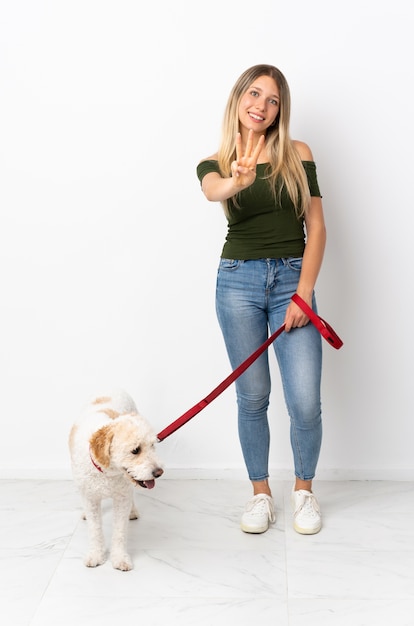 Jonge blanke vrouw wandelen met de hond