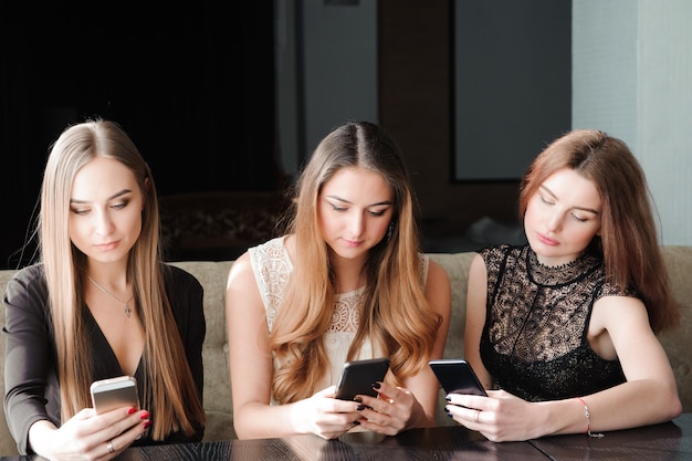 Jonge blanke vrouwen die de telefoon gebruiken en nee zeggen tegen het leven. smartphone verslaving concept.