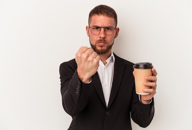 Jonge blanke zakenman met take-away koffie geïsoleerd op een witte achtergrond met vuist naar camera, agressieve gezichtsuitdrukking.