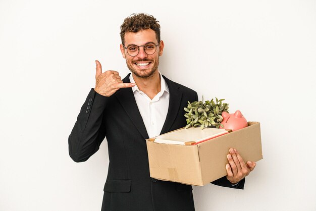 Jonge blanke zakenman ontslagen uit zijn baan geïsoleerd op een witte achtergrond met een mobiel telefoongesprek gebaar met vingers.
