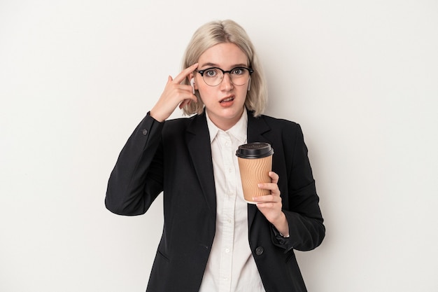 Jonge blanke zakenvrouw met take-away koffie geïsoleerd op een witte achtergrond met een teleurstelling gebaar met wijsvinger.