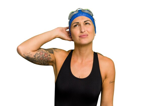 Foto jonge blanke zwemmer vrouw geïsoleerd op groene chroma achtergrond die de achterkant van het hoofd raakt