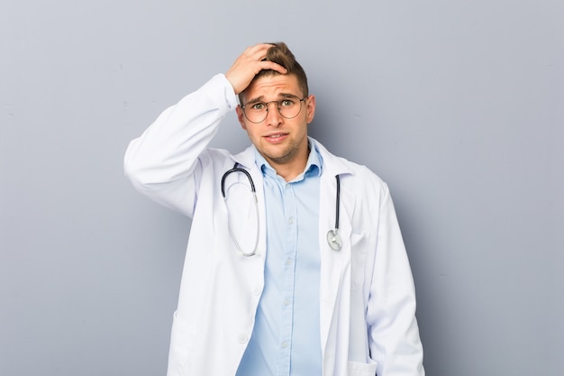 Jonge blonde artsenmens die wordt geschokt, heeft zij belangrijke vergadering herinnerd.