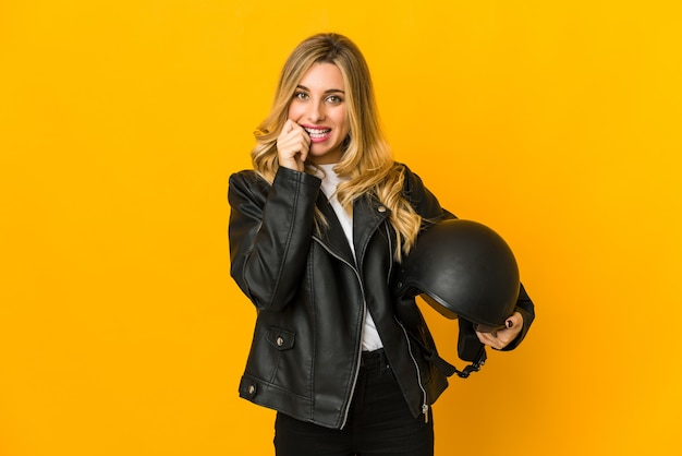 Jonge blonde blanke fietser vrouw met helm vingernagels bijten, nerveus en erg angstig.