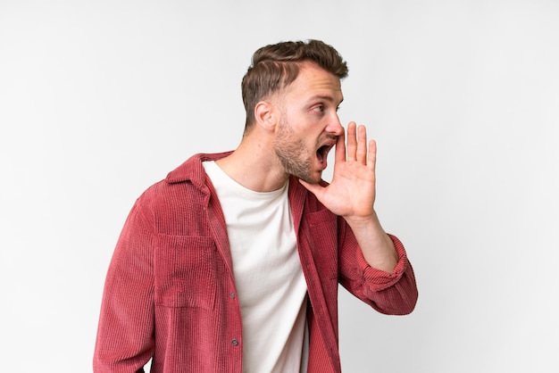 Jonge blonde blanke man met een geïsoleerde achtergrond