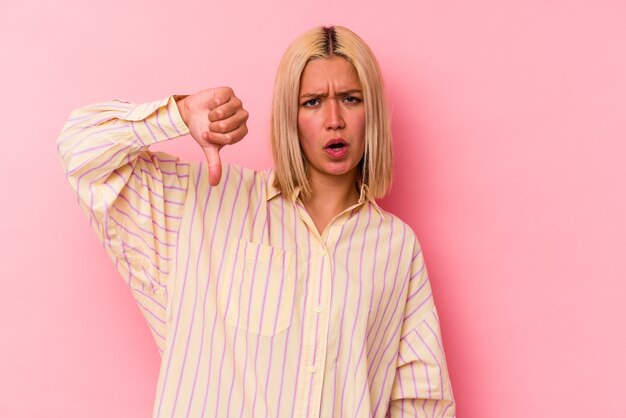 Foto jonge blonde blanke vrouw geïsoleerd op roze background