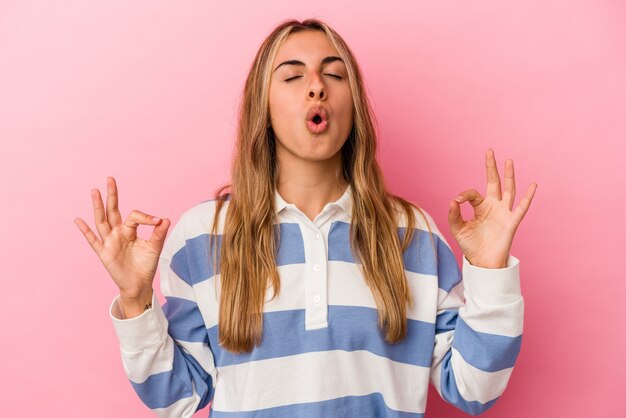 Jonge blonde blanke vrouw ontspant na een zware werkdag, ze voert yoga uit.