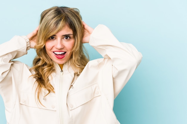 Jonge blonde blanke vrouw schreeuwen, erg opgewonden, hartstochtelijk, tevreden met iets.