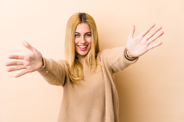 Jonge blonde blanke vrouw voelt zich zelfverzekerd en geeft een knuffel