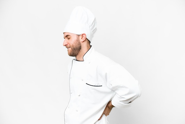 Jonge blonde man Chef-kok over geïsoleerde witte achtergrond die lijdt aan rugpijn omdat hij zich heeft ingespannen