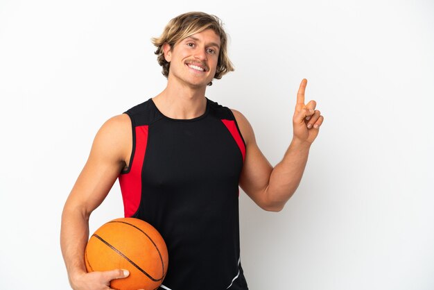 Jonge blonde man met een bal van basketbal geïsoleerd