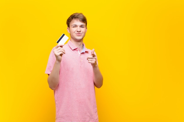 Jonge blonde man met een creditcard