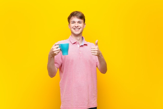 Jonge blonde man met een koffiekopje