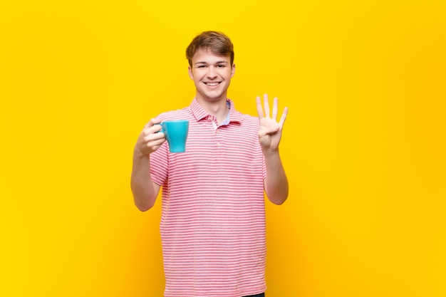 Jonge blonde man met een koffiekopje