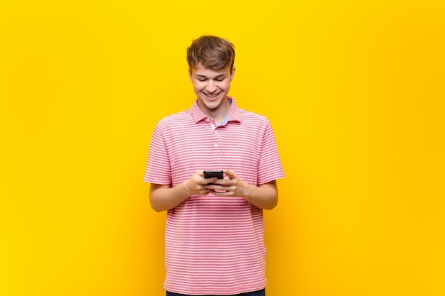 Jonge blonde man met een smartphone