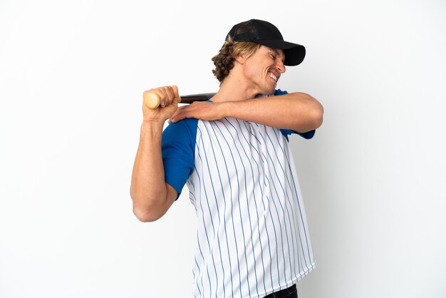 Jonge blonde man met honkbal geïsoleerd op een witte achtergrond die lijdt aan pijn in de schouder omdat hij zich heeft ingespannen