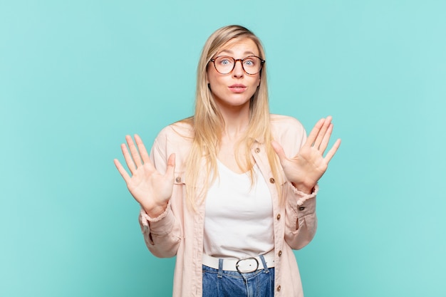 Jonge blonde mooie vrouw die er nerveus, angstig en bezorgd uitziet