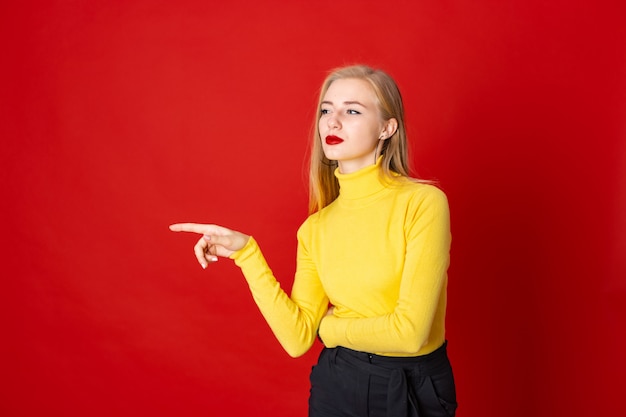 Jonge blonde opzij richt en vrouw die haughty kijkt