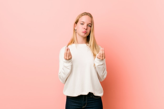 Jonge blonde tienervrouw die aantoont dat zij geen geld heeft