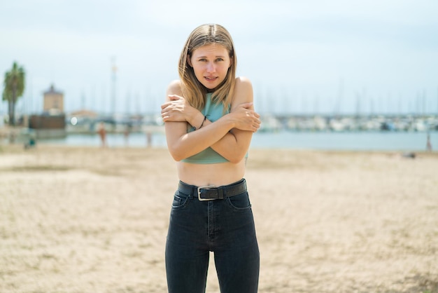 Jonge blonde vrouw bij het buiten bevriezen