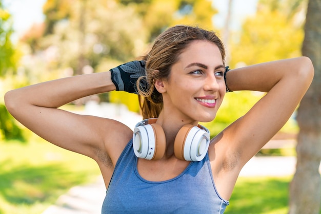 Jonge blonde vrouw die buiten sportkleding draagt