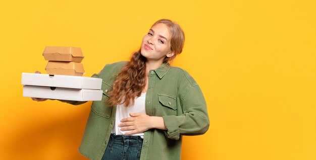 Jonge blonde vrouw die snel voedsel wegneemt