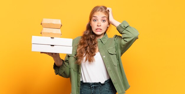 Jonge blonde vrouw die snel voedsel wegneemt