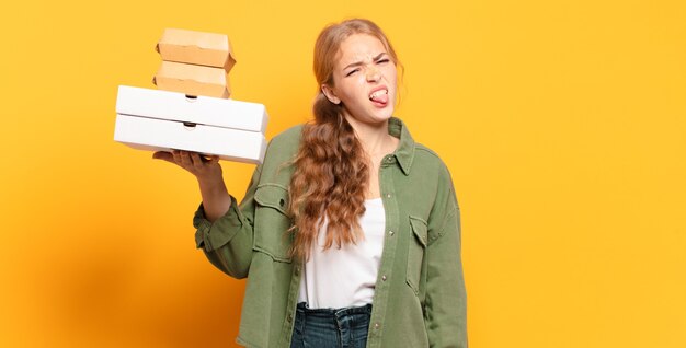 Jonge blonde vrouw die snel voedsel wegneemt