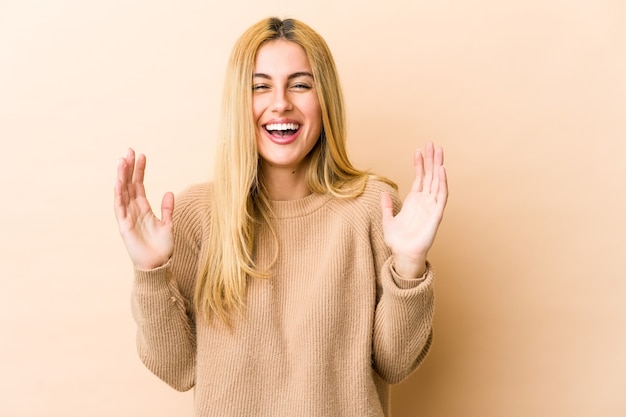 Jonge blonde vrouw die veel lacht