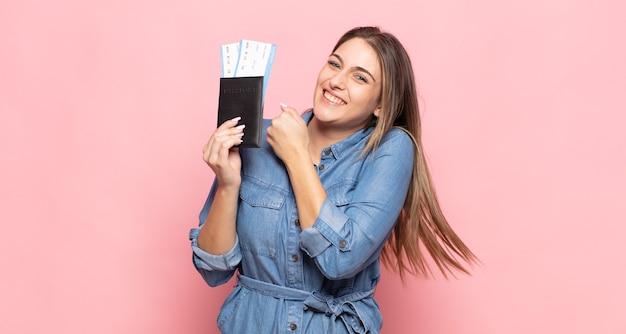 Jonge blonde vrouw die zich gelukkig, positief en succesvol voelt, gemotiveerd wanneer ze voor een uitdaging staat of goede resultaten viert