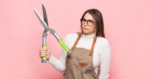 jonge blonde vrouw die zich verdrietig, boos of boos voelt en naar de zijkant kijkt met een negatieve houding, fronsend in onenigheid