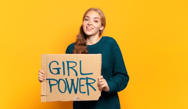 Jonge blonde vrouw. gelijkheid en girl power concept