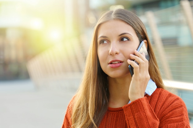 Jonge blonde vrouw met telefoon