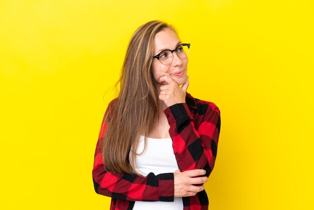 Jonge blonde vrouw met veel make-upborstel die veel lacht