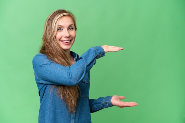 Jonge blonde vrouw over geïsoleerde achtergrond met copyspace om een advertentie in te voegen